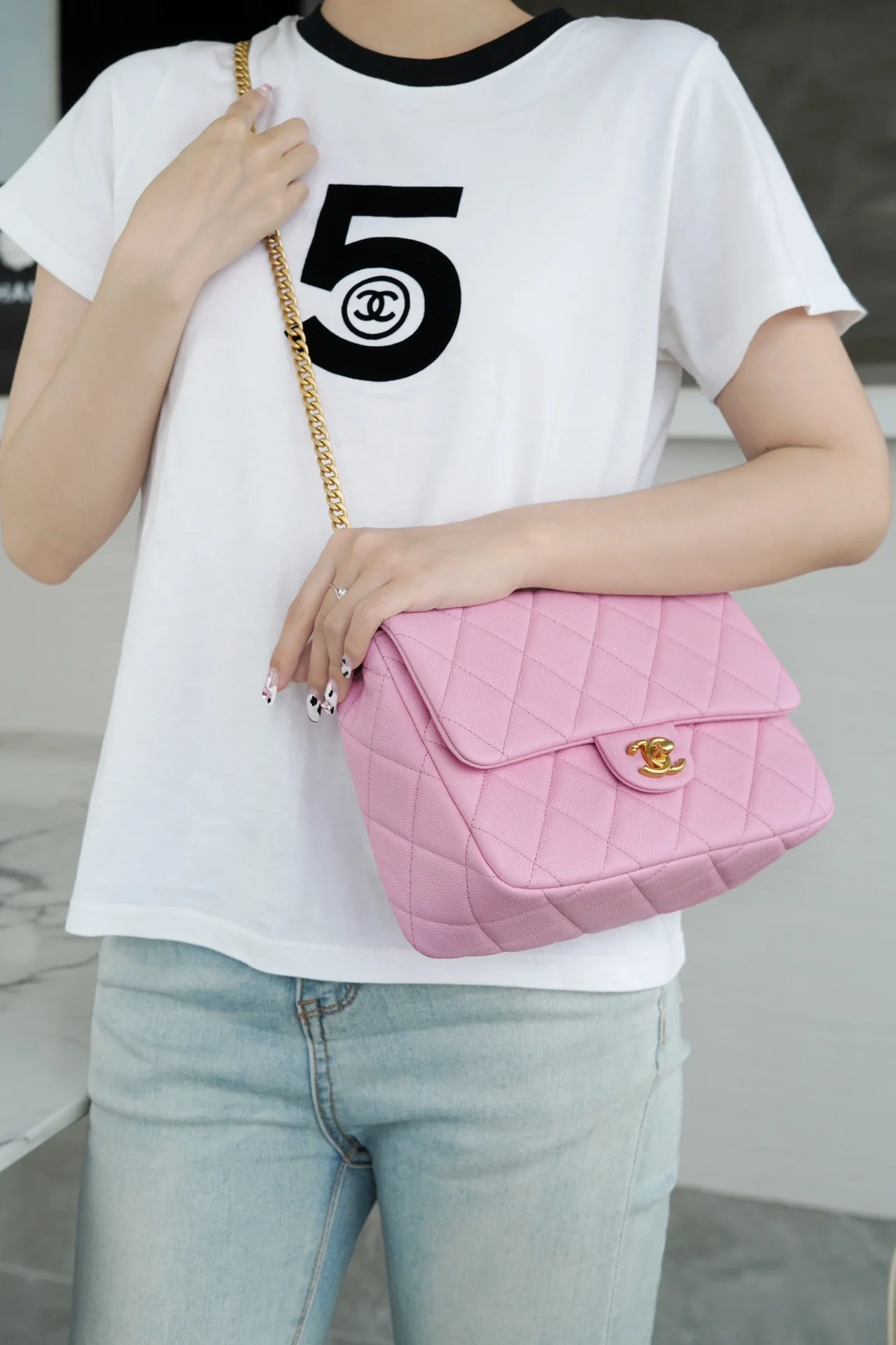 Новинка сезона весна/лето 2023 от Chanel - Сумка на цепочке в форме сердца - CF Bag - Светло-розовая - 24 см