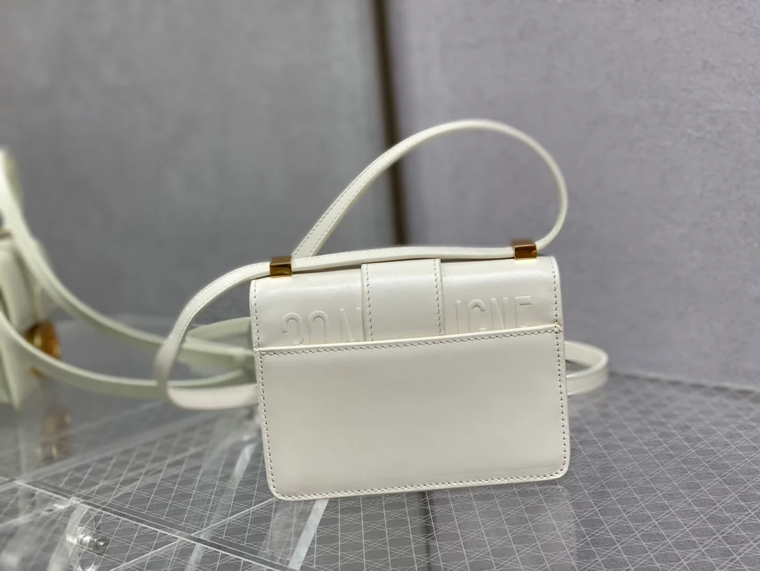 Chanel - сумка Montagne - последняя серия Micro - белая