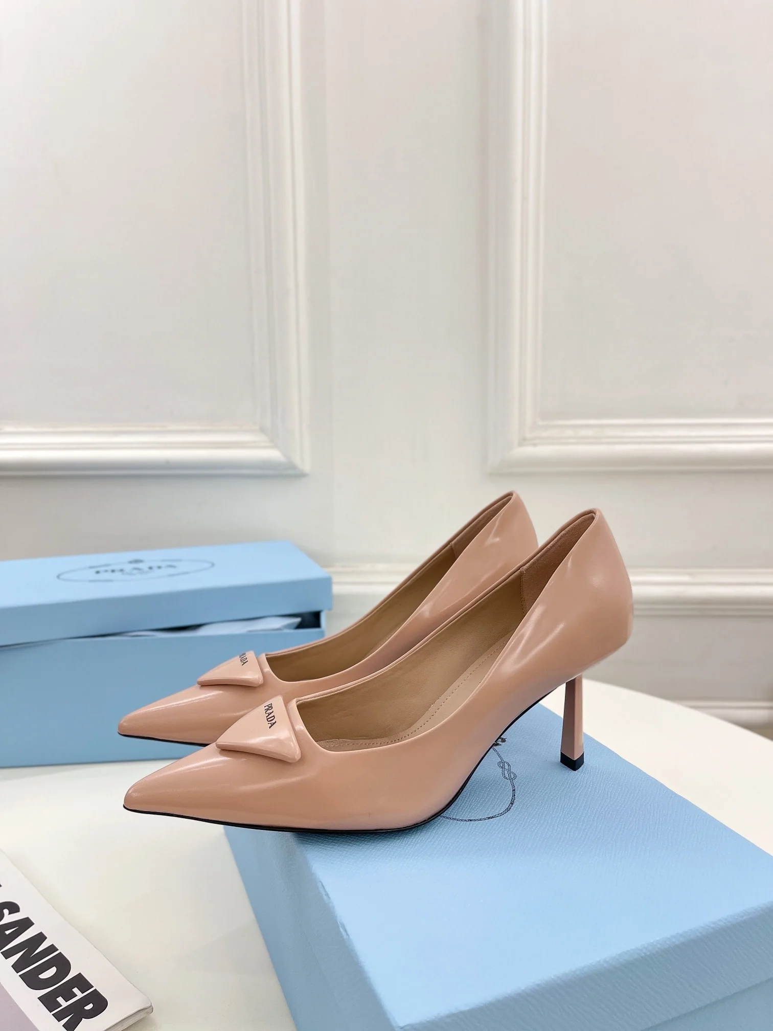 Новинка весны 2023 года от Prada - туфли на высоком каблуке с острым носком - розовые.