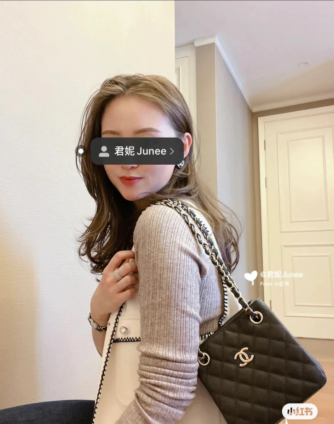 Новая сумка-тоут Chanel весна/лето 2022 — фотографии в действии.