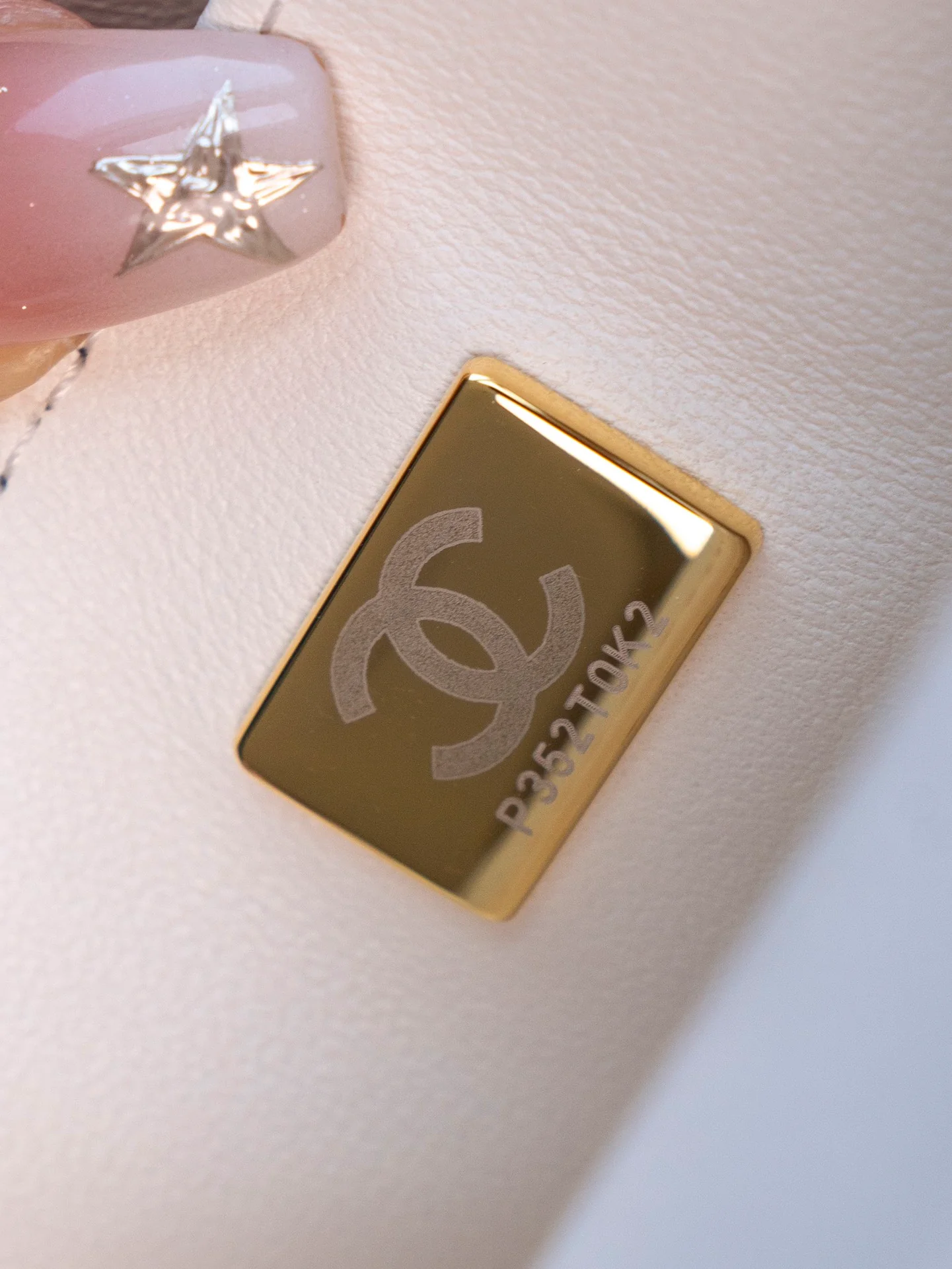 Мини-сумочка Chanel с ручкой и клапаном, белая.