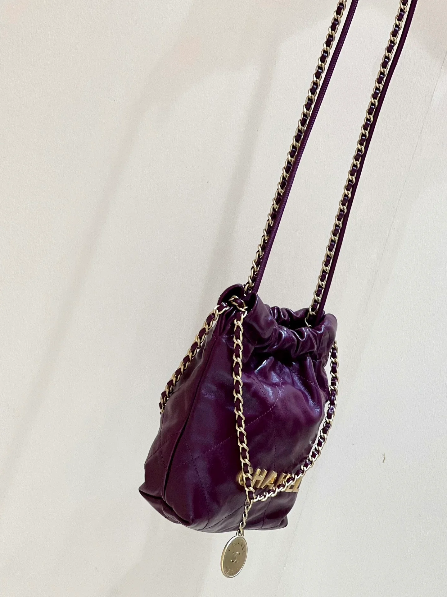 Весенне-летняя коллекция Chanel - Маленькая сумочка Chanel No. 22 - Фиолетово-красная