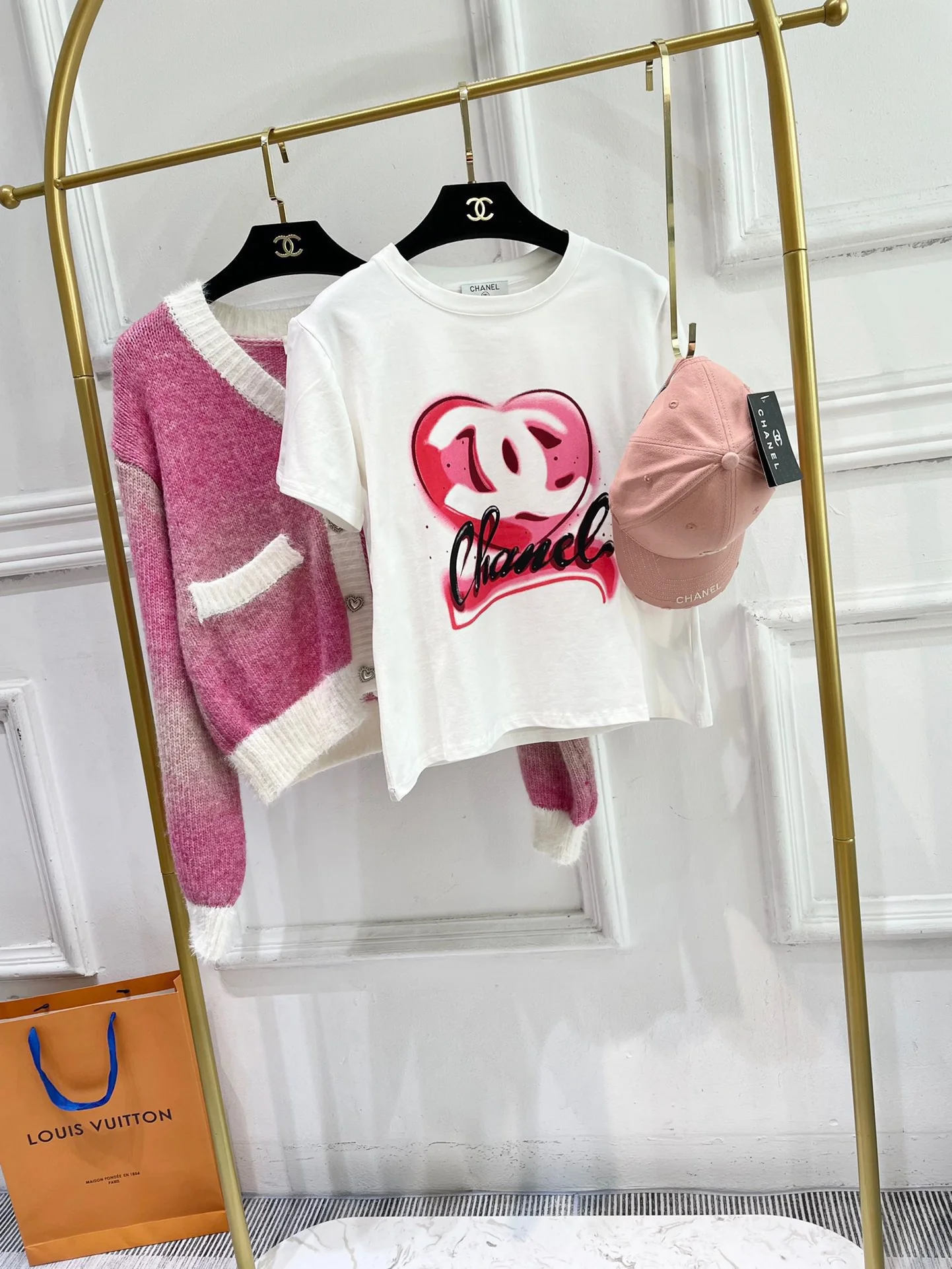 Футболка Chanel 2403 с 3D-логотипом в виде граффити-сердца и коротким рукавом