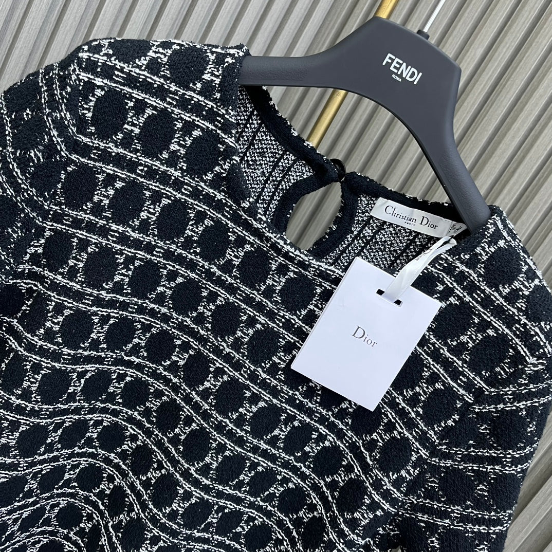 Dior - 2403-24 Новинка: Вязаный топ с коротким рукавом и узором ?каннаж?