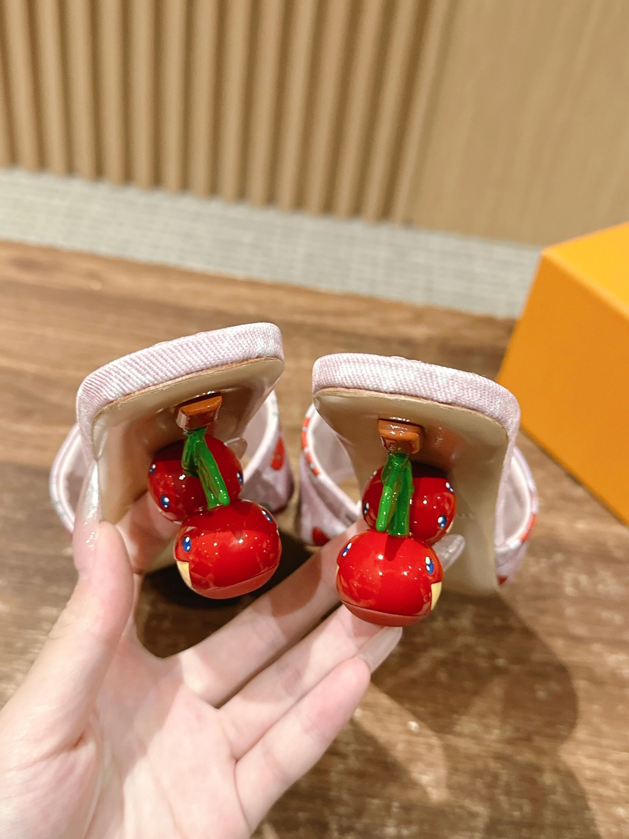 LV - Коллекция Такаши Мураками в стиле ретро - Сандалии на низком каблуке - Светло-розовые