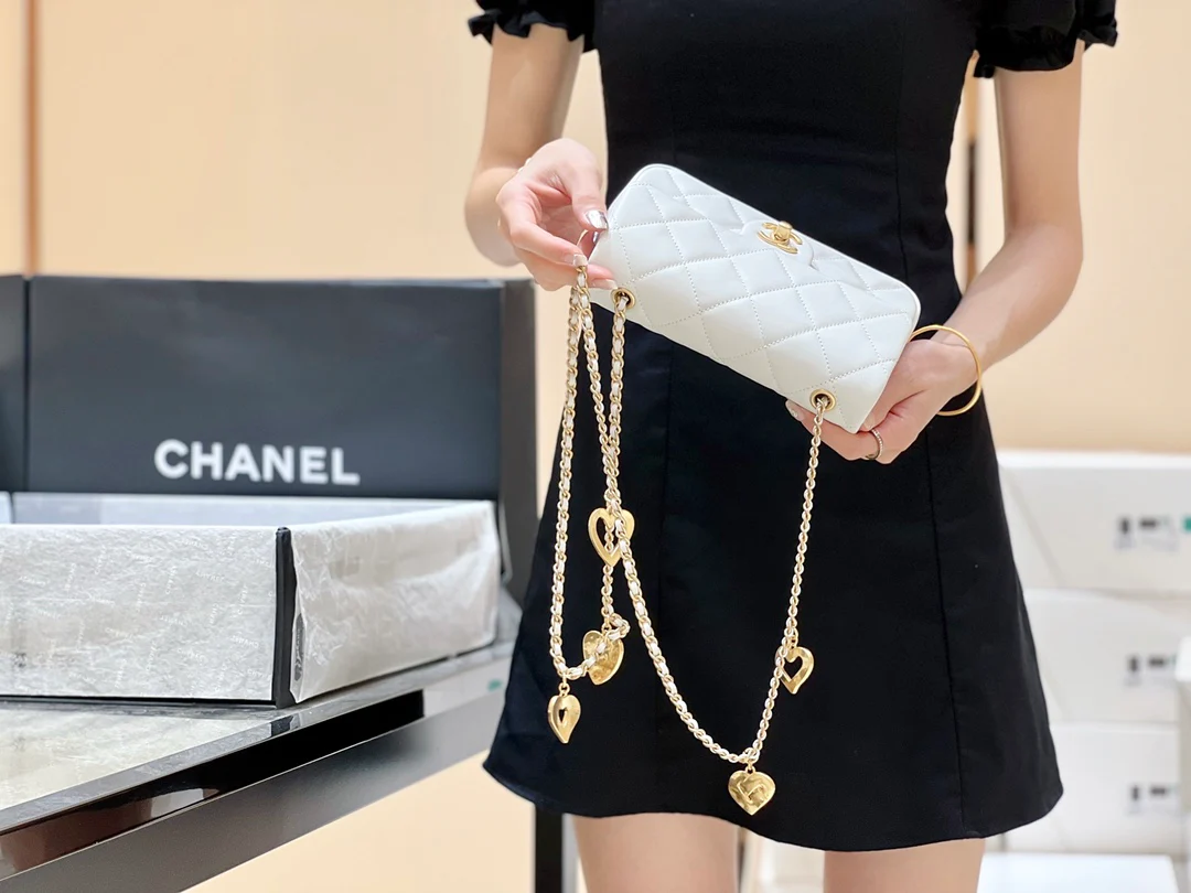 Новинка сезона осень/зима 2022 от Chanel - Сумка CF с подвеской в ??виде сердца на цепочке - Лимитированная серия - Белая