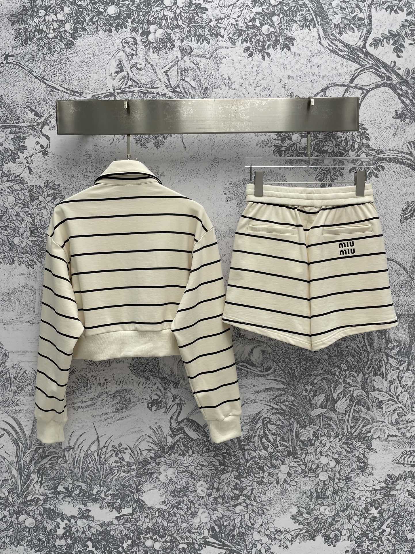 Miu Miu - 2404-24 Новый полосатый спортивный костюм: толстовка с длинными рукавами, воротником и застежкой на половину пуговиц, шорты на эластичном поясе.