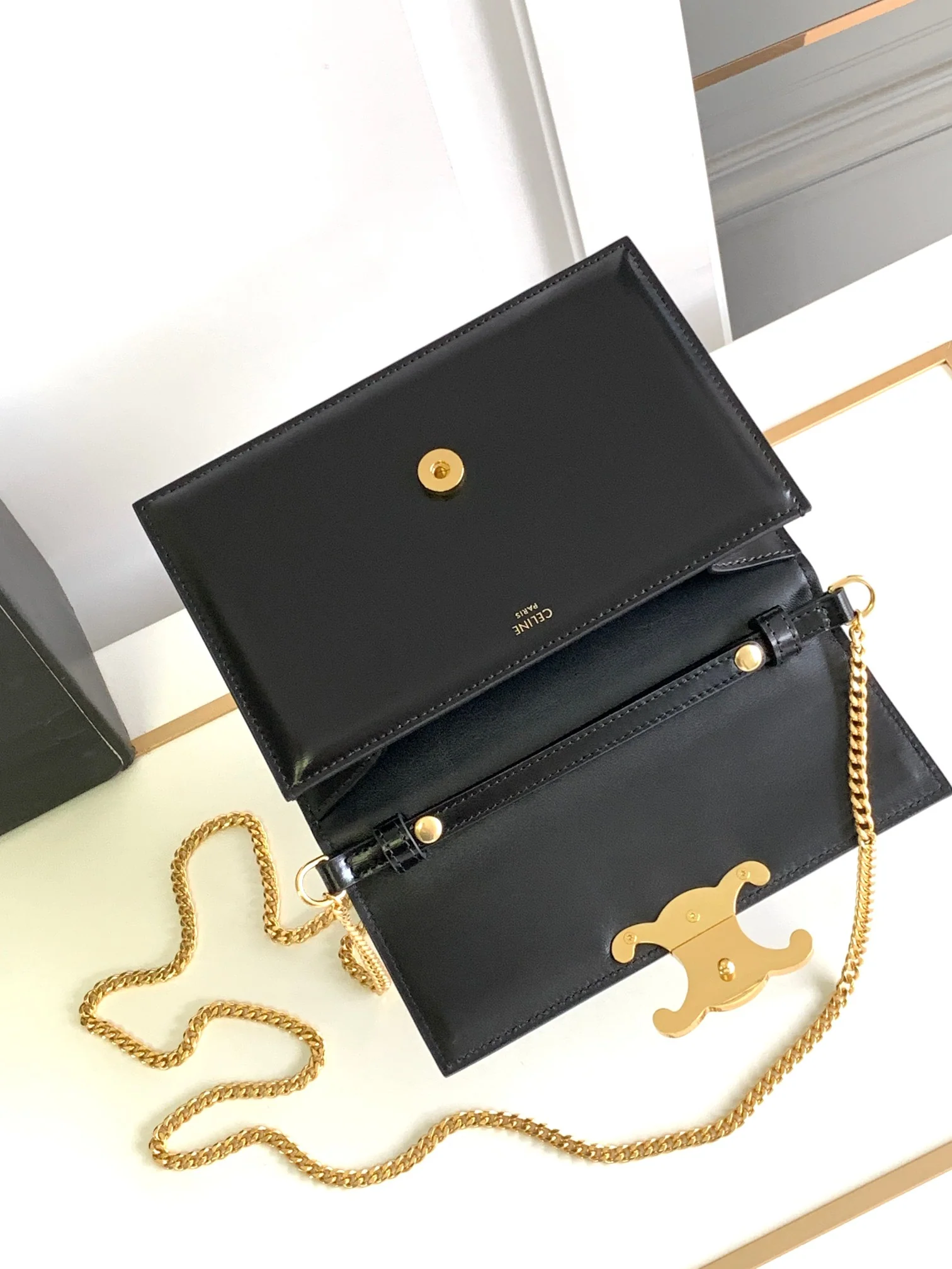 Сумка Celine Soir Triomphe WOC из кожи с цепочкой, осень/зима 2023, черная.