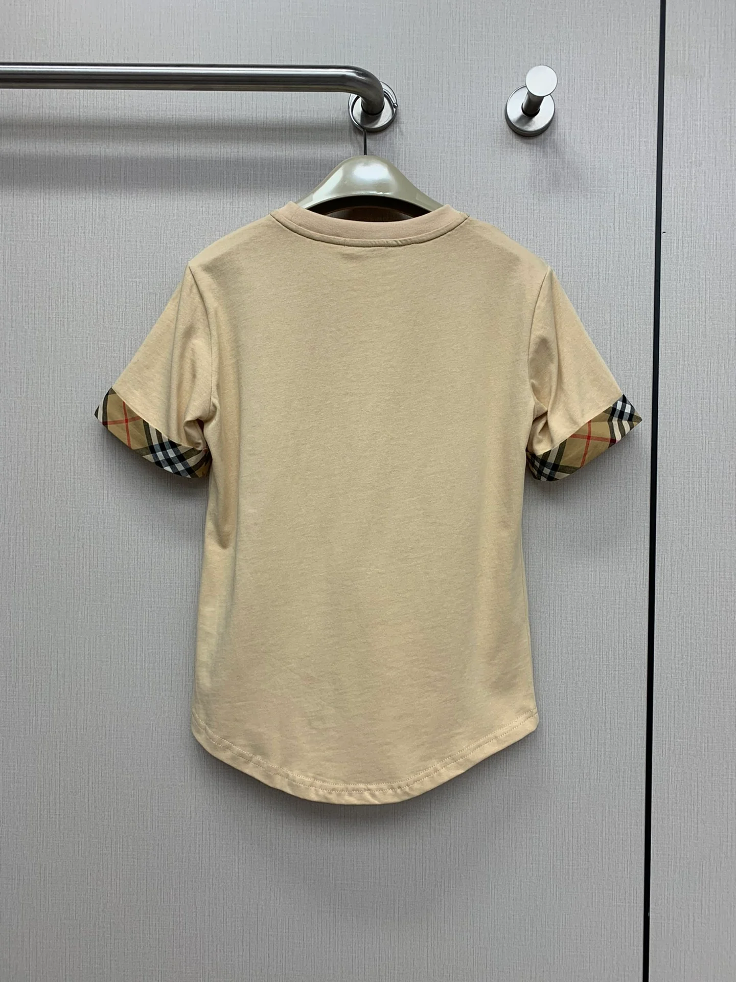 Футболка Burberry 2403-24 ?Ранняя весна? в классическую клетку с вышитой лошадью — коричневая.