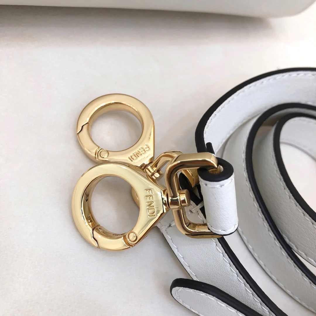 Маленькая белая кожаная сумочка Fendi Peekaboo