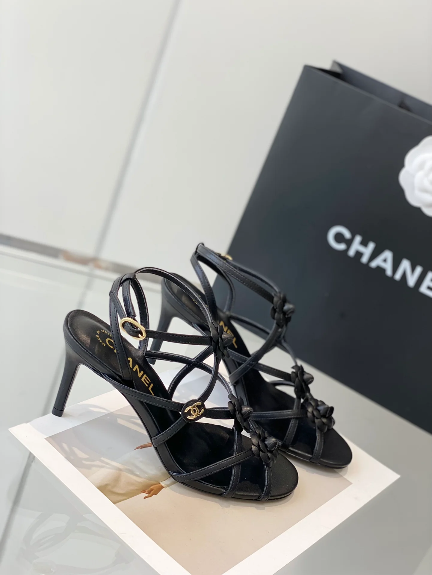 Новинка сезона весна/лето 2023 от Chanel - сандалии на шпильке Camellia - 7 см - черные.