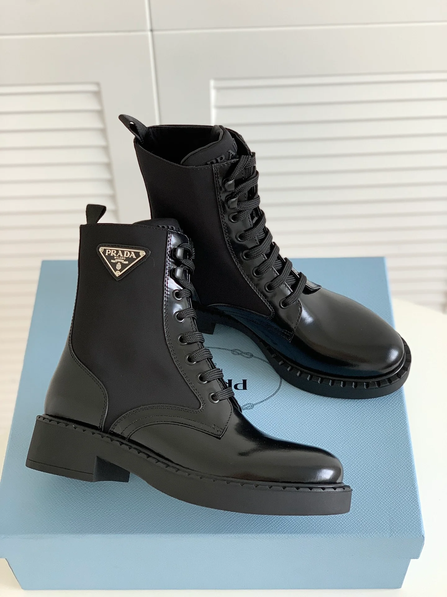 Новинка сезона осень/зима 2022 от Prada - Ботинки Dr. Martens на шнуровке - 1