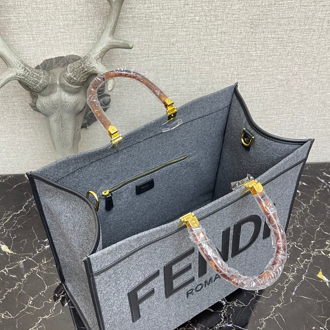 Сумка-тоут Fendi Sunshine Medium Grey из тисненой кожи.
