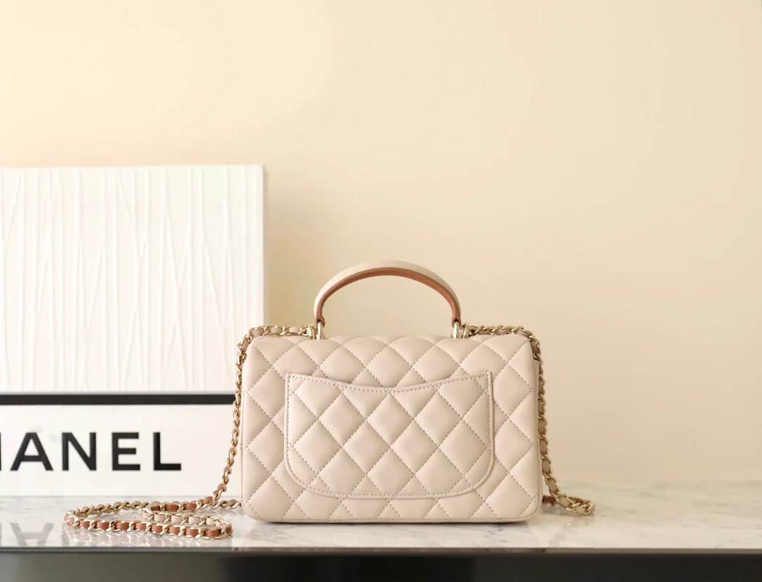 Новинка сезона весна/лето 2023 от Chanel - сумка CF - 20 см - абрикосовый цвет.