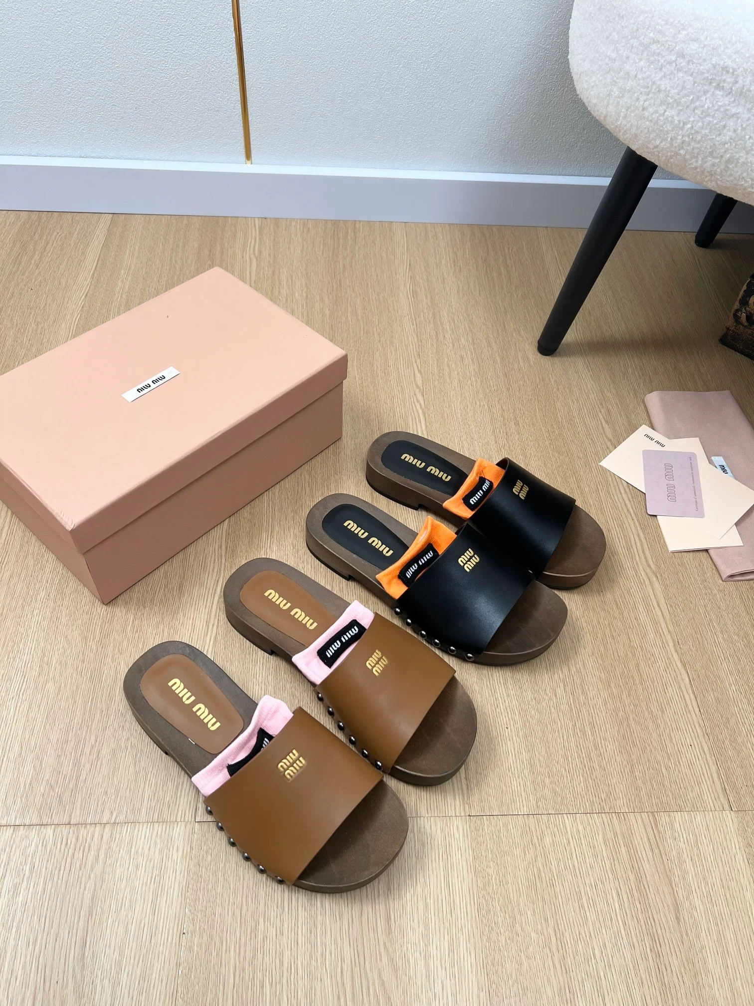 Деревянные тапочки Miu Miu 2024 — изображение коллекции