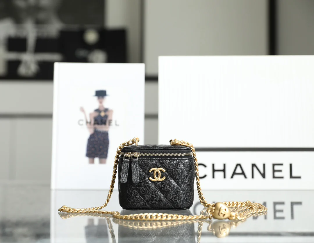 Chanel Весна/Лето 2023 - Маленькая сумка через плечо с цепочкой и регулируемой застежкой в ??форме сердца - Черная