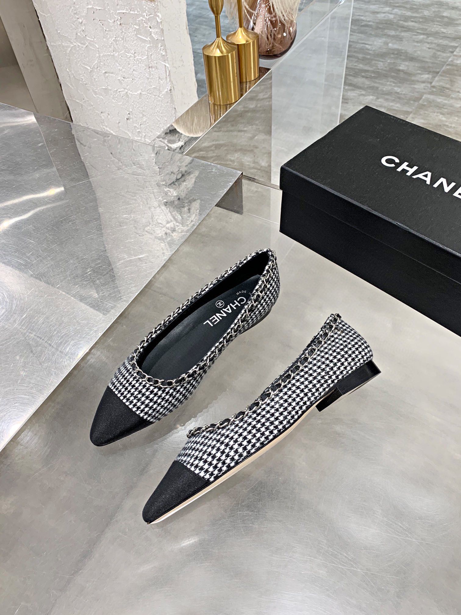 Балетки Chanel с цепочкой и острым носком - черные