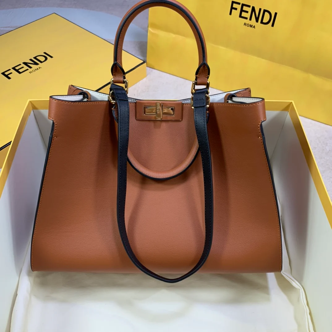 Сумка Fendi Peekaboo XLite Small из карамельной кожи.