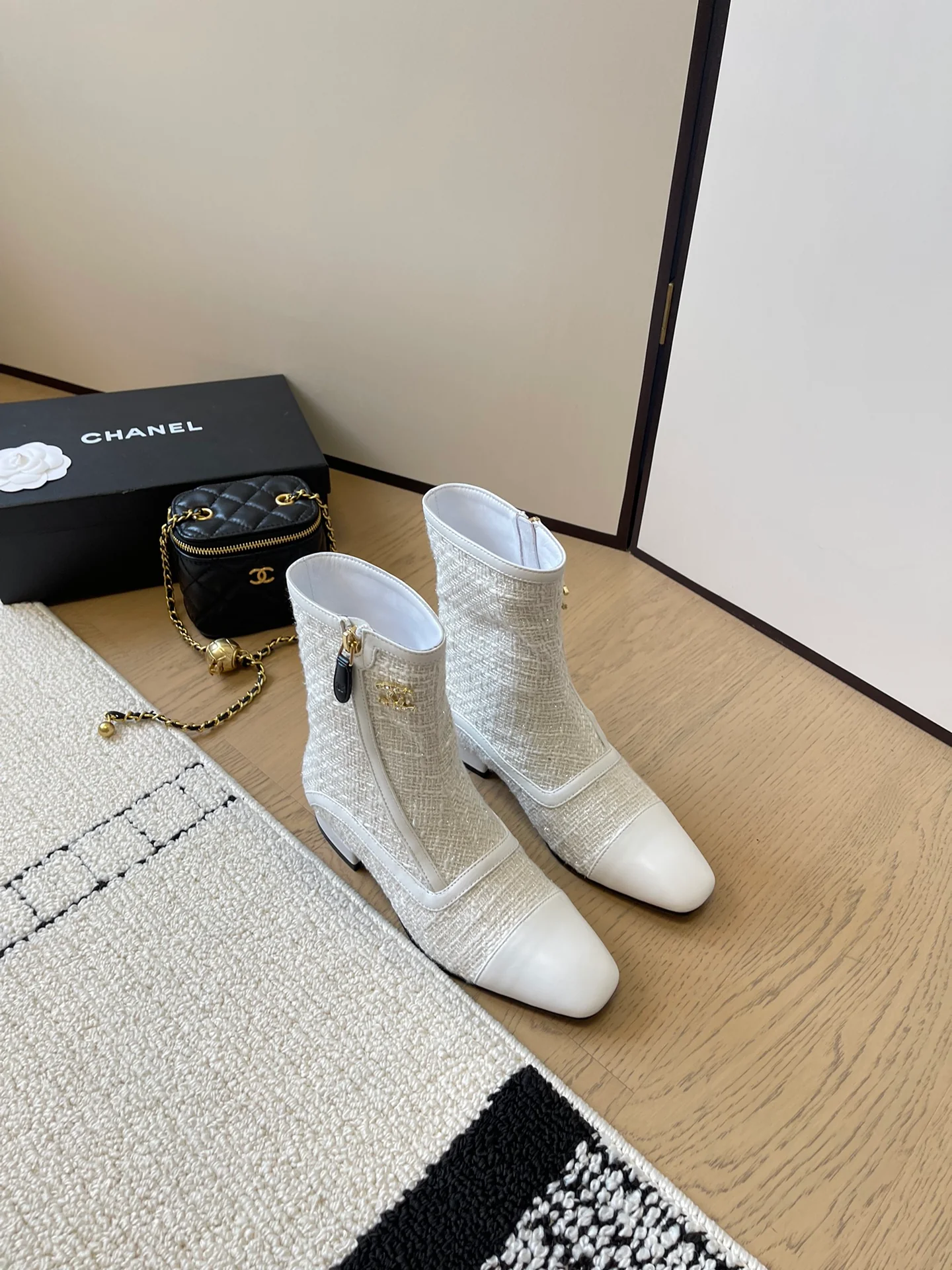 Ботильоны Chanel 2024 с острым носком - белые