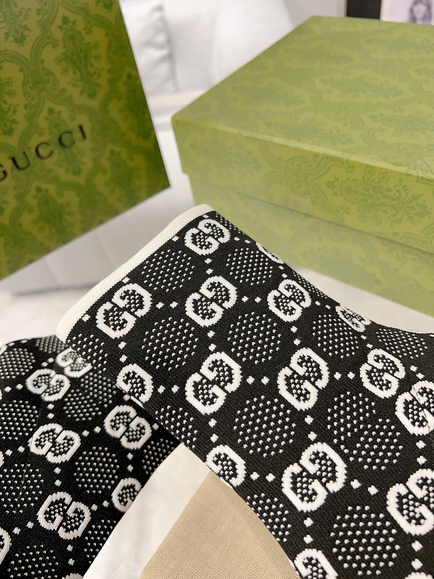 Gucci - Ботильоны на шпильке с сетчатыми вставками и стразами - Черно-белые