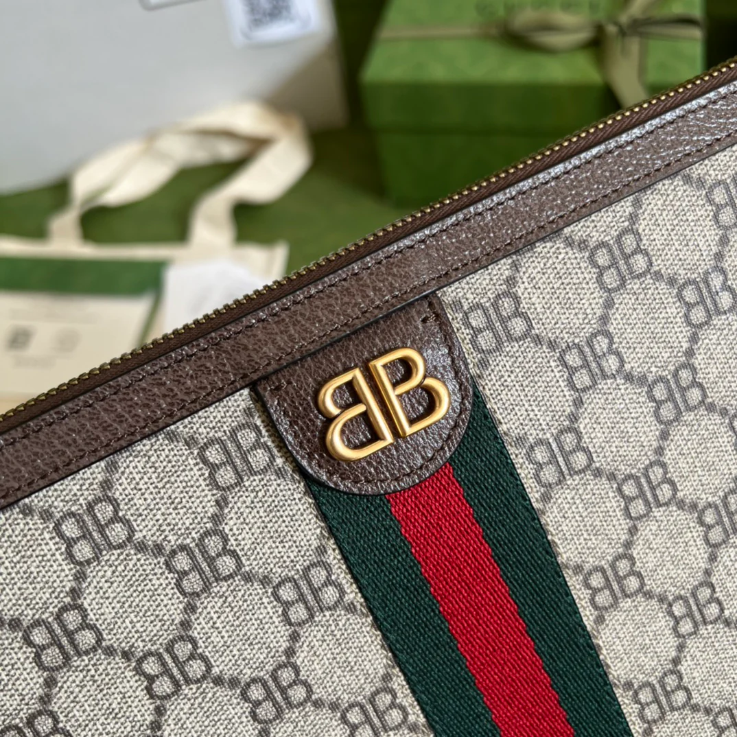 Клатч, созданный в рамках сотрудничества Gucci и Balenciaga.