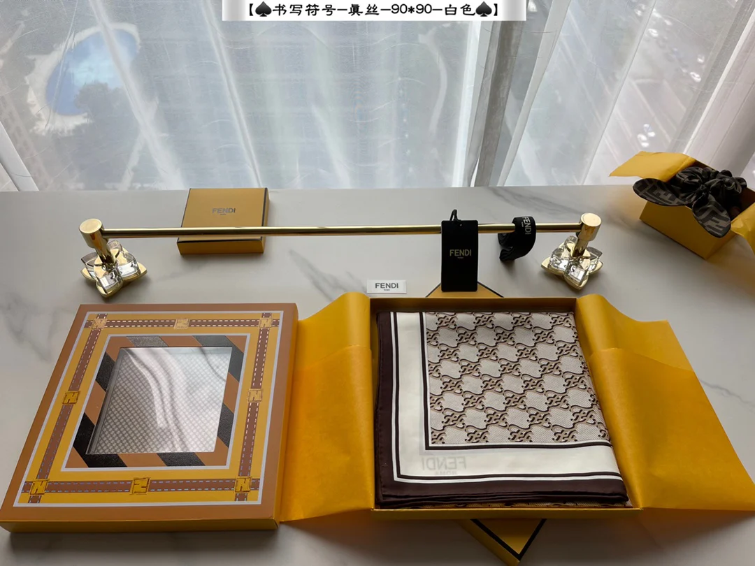 Шелковый шарф Fendi-90 - символ двойной буквы F (обычный шрифт).