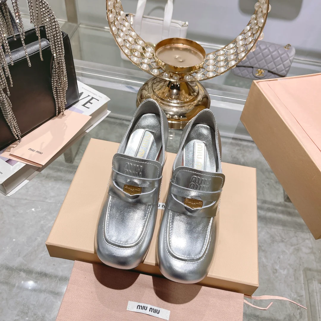 Miu Miu 2023 Новый цвет - Золотистые лоферы из лакированной кожи на высоком каблуке - Серебристый