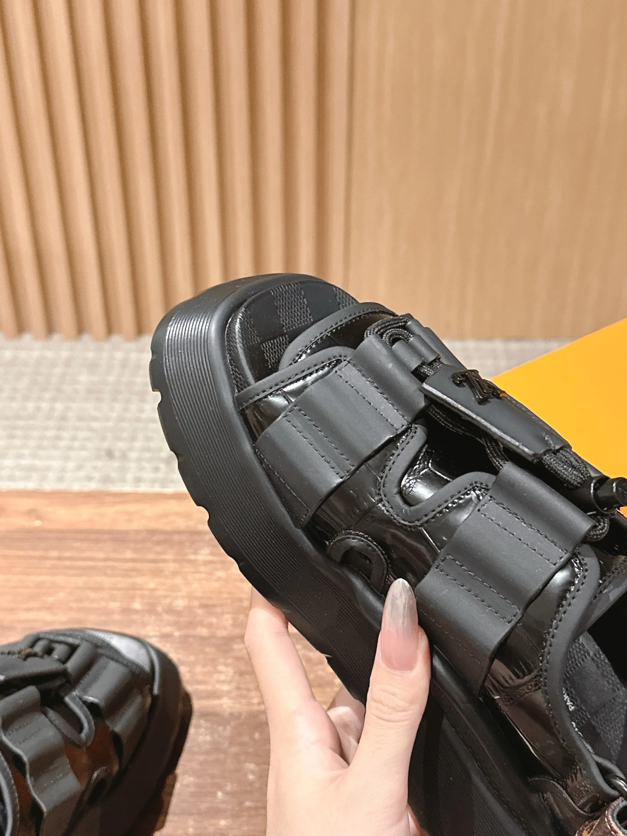 Новая коллекция LV ?Ранняя весна 2025? — сандалии на липучках — черные.