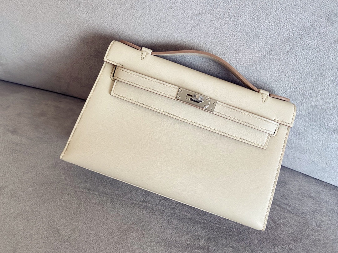 Мини-сумка Hermes Kelly 1-го поколения, 22 см, из кожи Swift, цвет Milkshake White, с серебряной пряжкой.