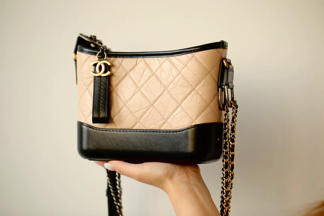 Сумка-хобо Chanel — черная с миндальным стеганым узором — маленькая