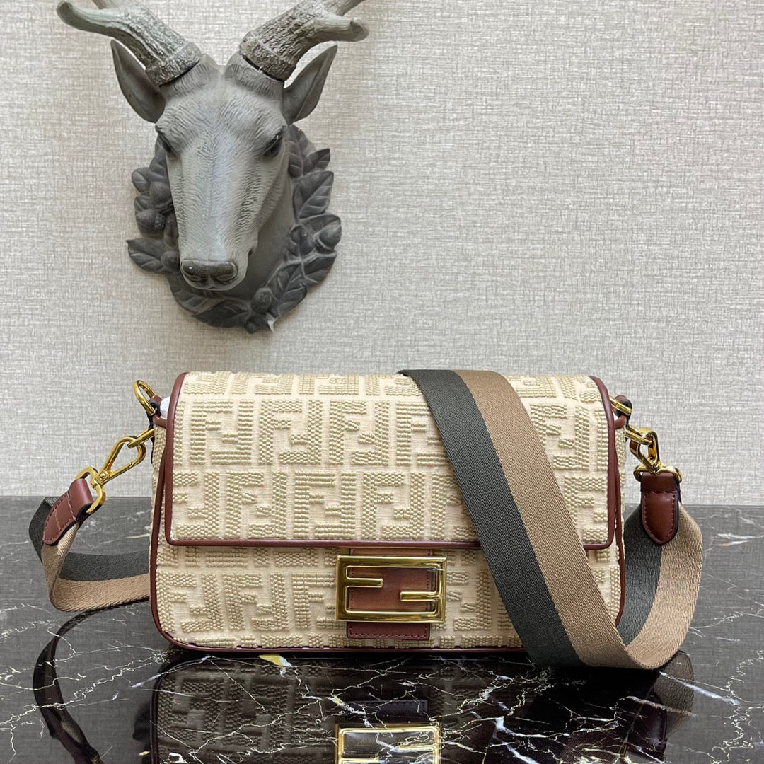 Сумка-багет Fendi Baguette — бежевая, средней длины, с вышивкой.