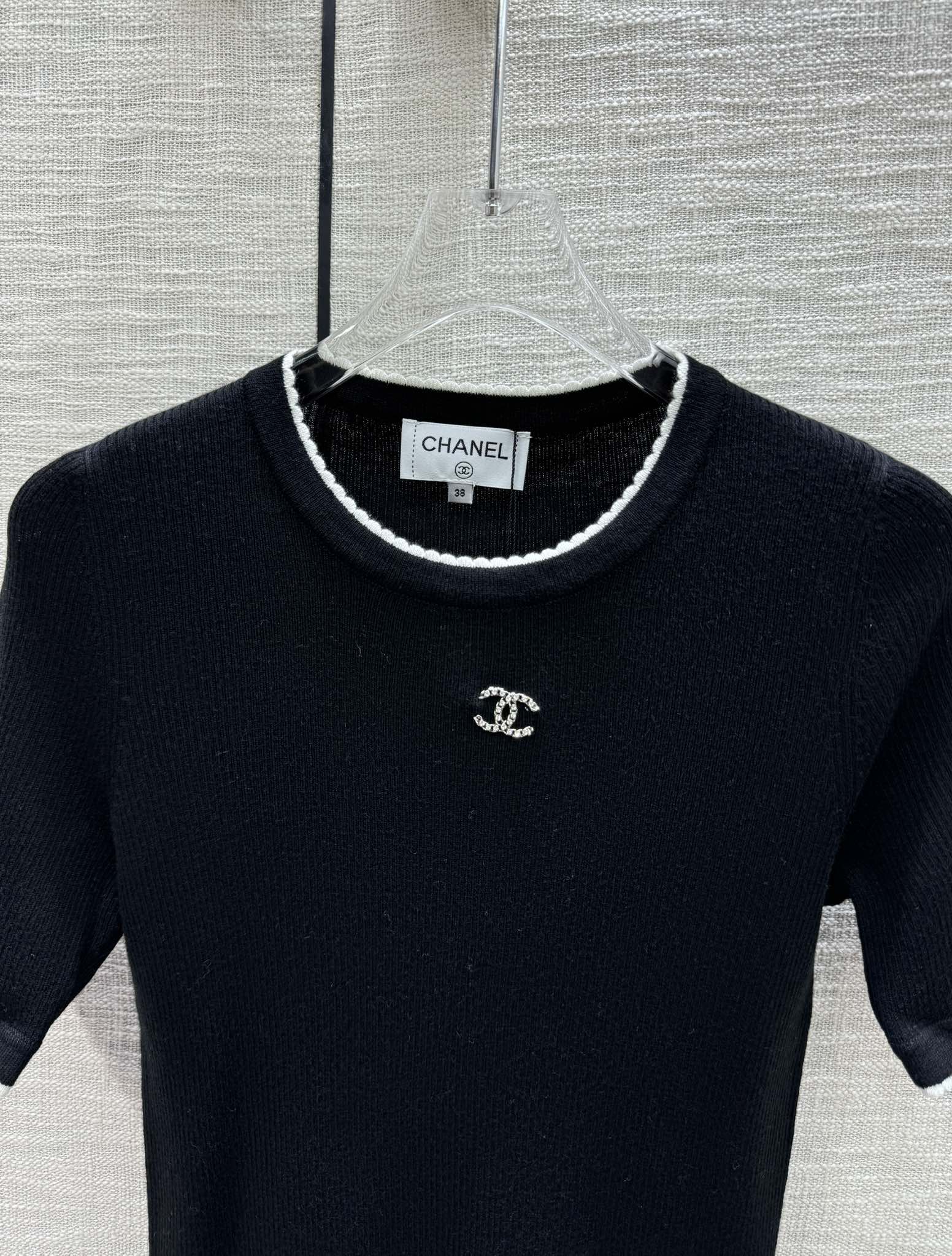 Chanel 2404 - Вязаный топ с короткими рукавами и контрастным вырезом - Черный