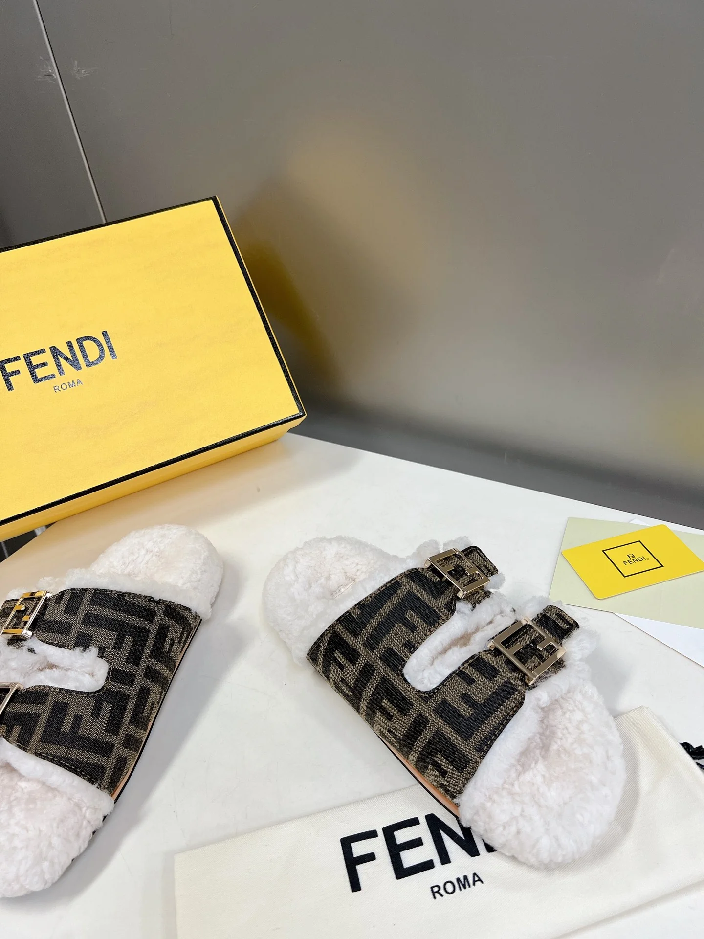 Fendi - Новинка сезона осень/зима 2022 - Меховые тапочки