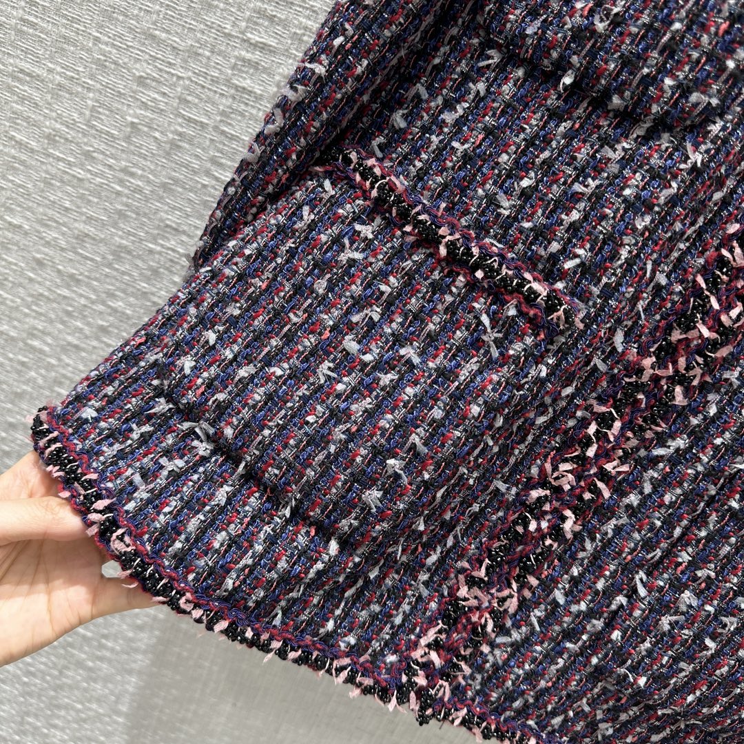 Куртка Chanel 2403 с воротником-стойкой, застежкой-молнией и узором ?бабочка?.