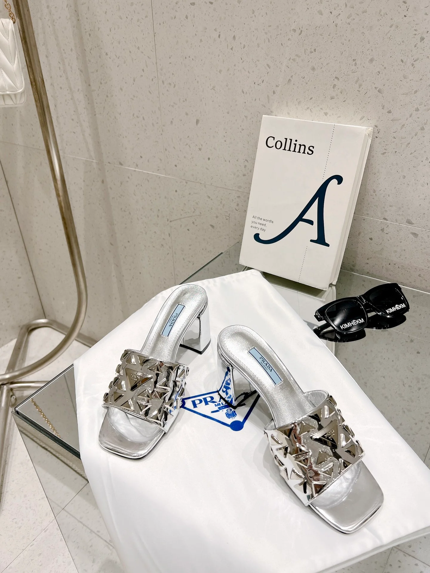 Новинка сезона весна/лето 2023 от Prada - туфли на высоком каблуке с заклепками - 7 см