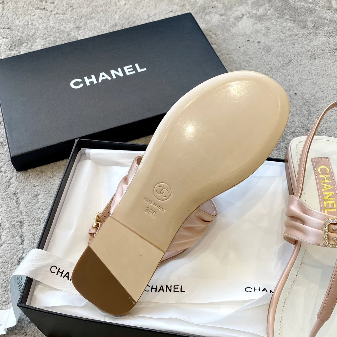 Новинка сезона весна/лето 2023 от Chanel - сандалии с пряжкой C - розовые.