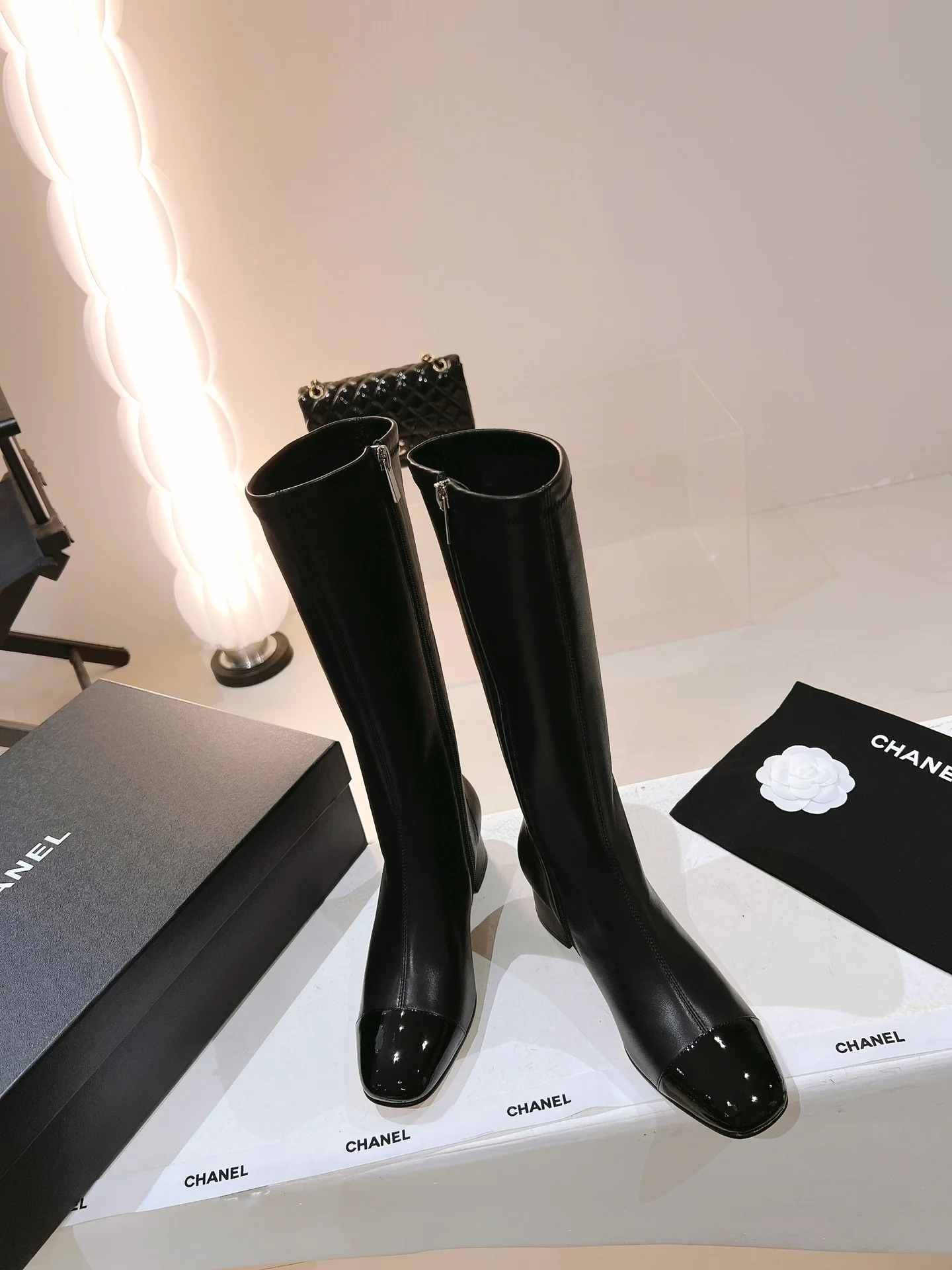 Новинка сезона осень/зима 2022 от Chanel - Высокие сапоги - Глянцевый черный