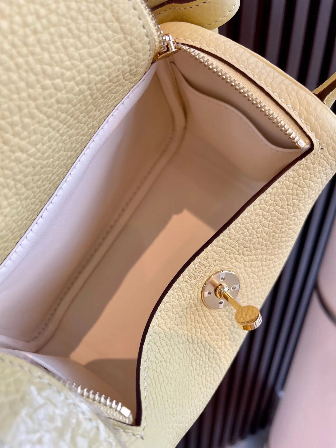 Мини-яйцо Hermes Lindy 1 унция с желтком куриного яйца и золотой пряжкой