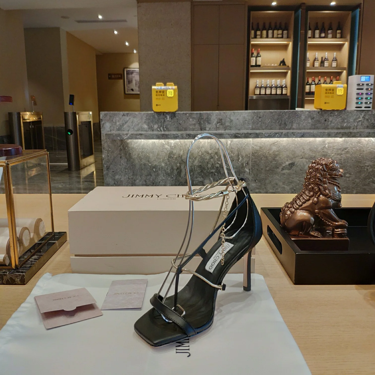 Босоножки на шпильке Jimmy с металлическими ремешками и цепочкой из веревки