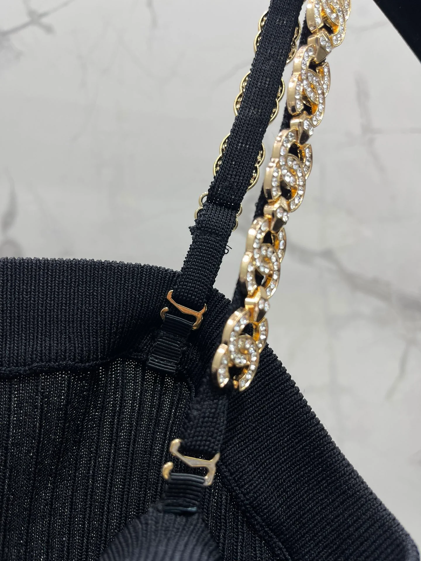 Chanel 2403-24 Летняя новинка: вязаная кофточка ручной работы с цепочкой, стильная и универсальная – черная