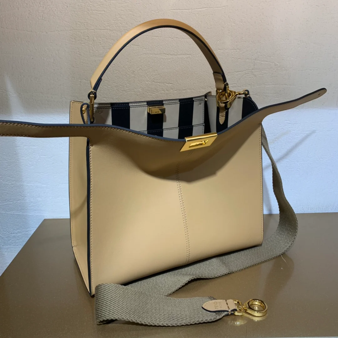 Сумка Fendi Peekaboo Lite Medium из абрикосовой кожи.