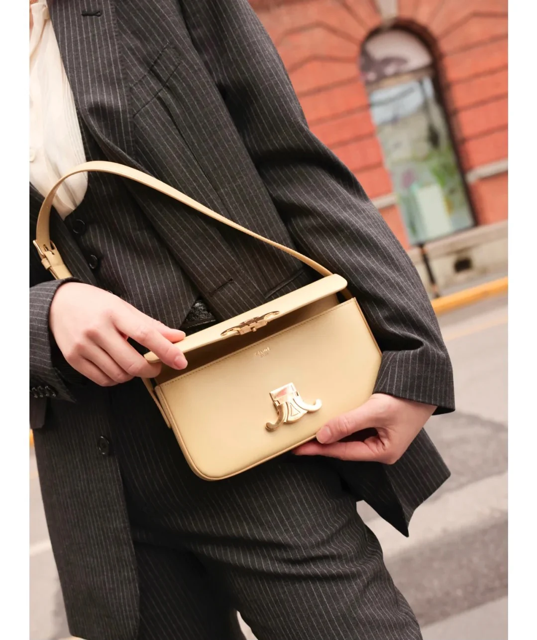 Кожаная сумка через плечо Celine Triomphe - желтая