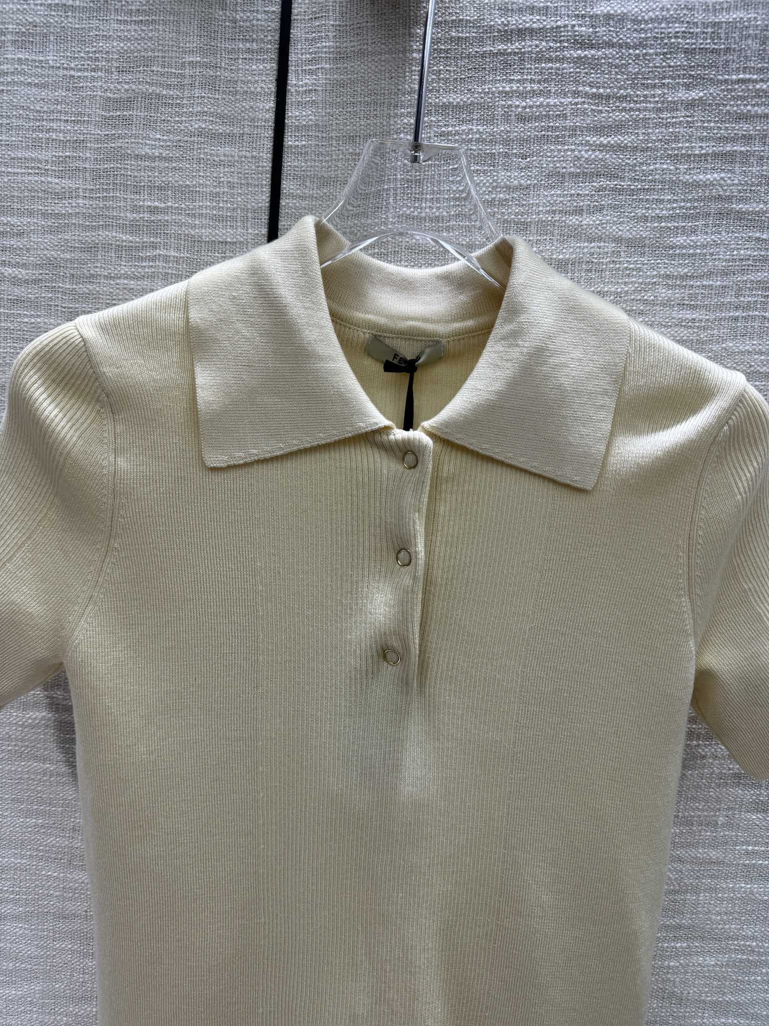 Fendi - 2403-24 Новая коллекция ?Ранняя весна?: минималистичная футболка-поло с коротким рукавом и воротником-поло - желтая