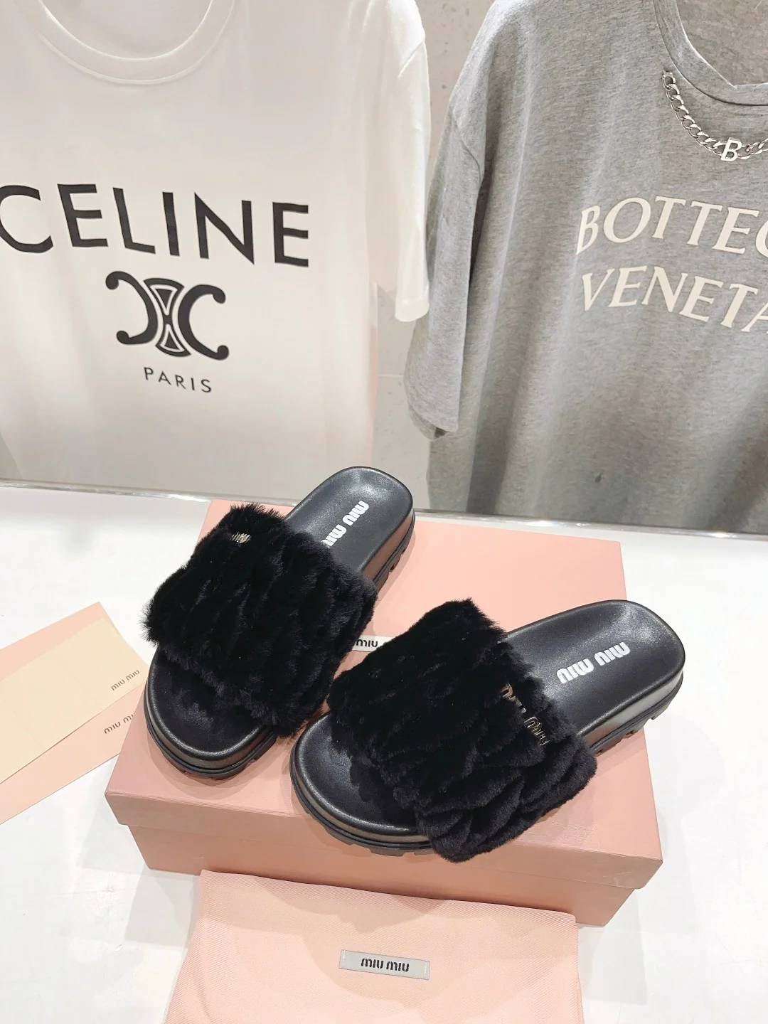 Новинка сезона ?Ранняя осень? от Miu Miu 2023 — шелковые тапочки с меховой отделкой и вышивкой — черные.
