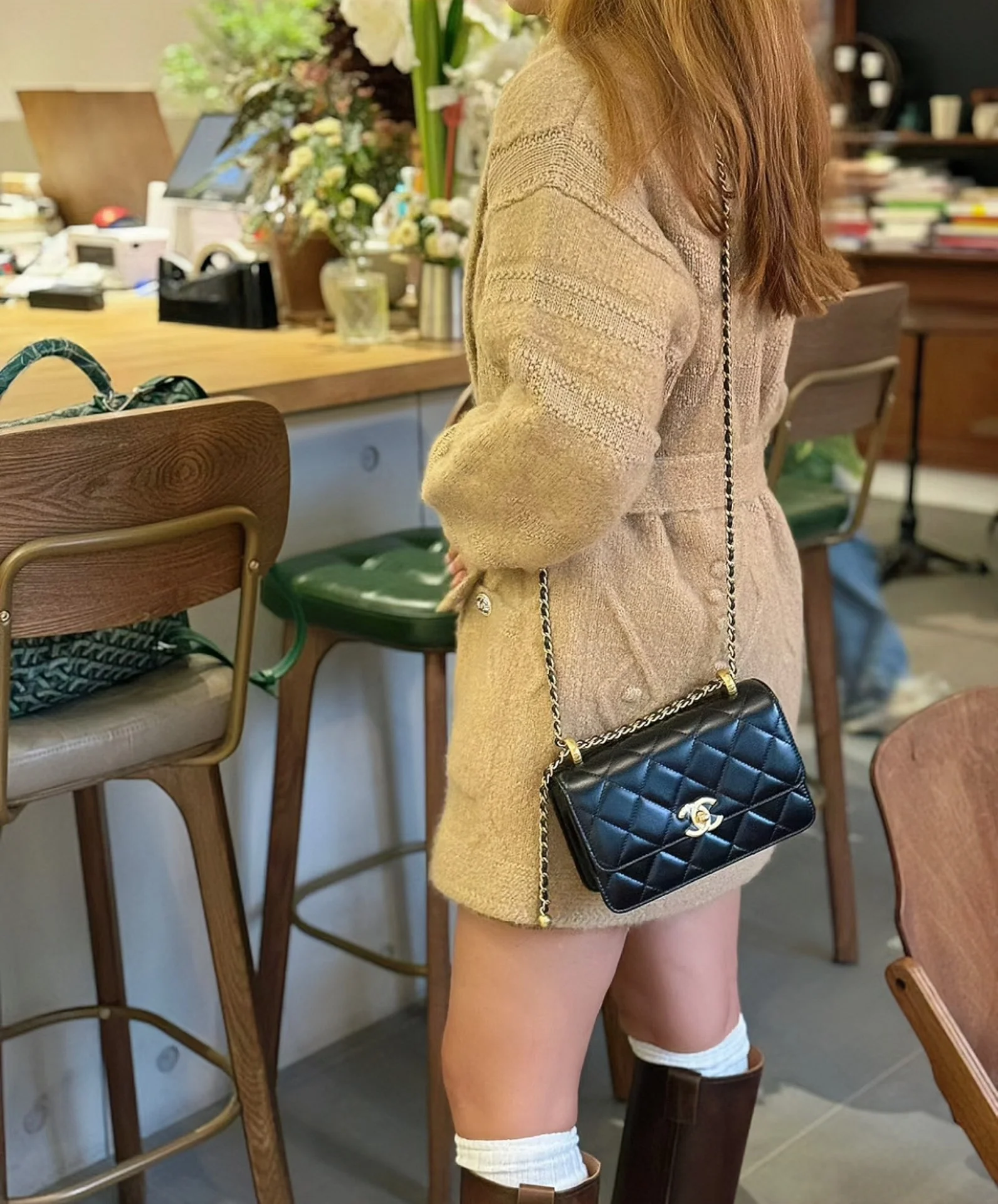 Маленькая черная сумка Chanel 24c с двойным золотым бисером и клапаном.