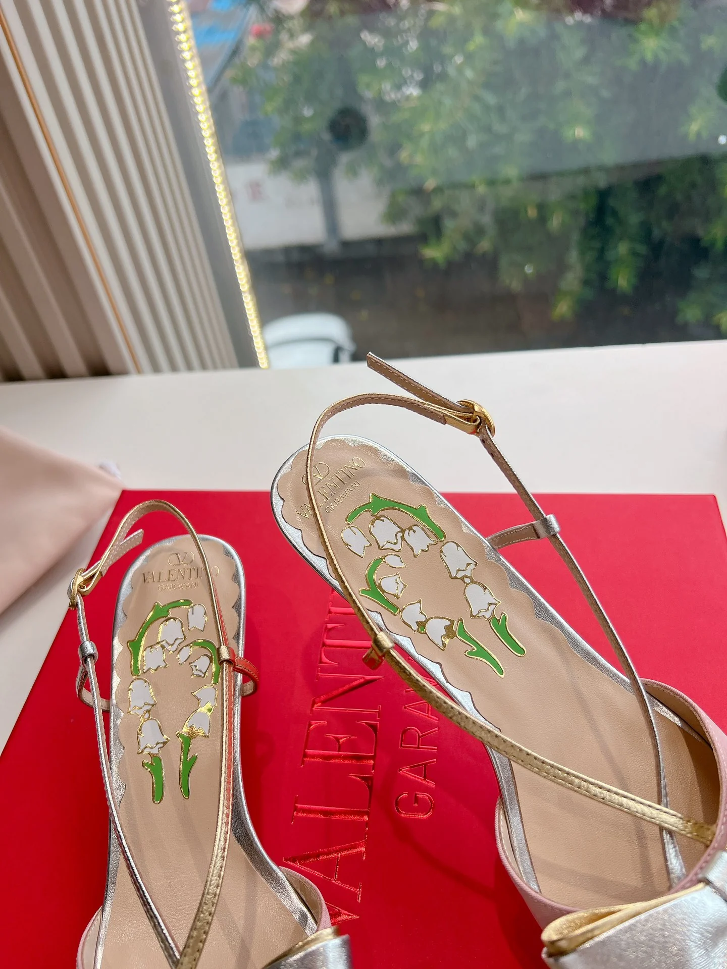 Босоножки на высоком каблуке Valentino 2024 с бантом - розовые