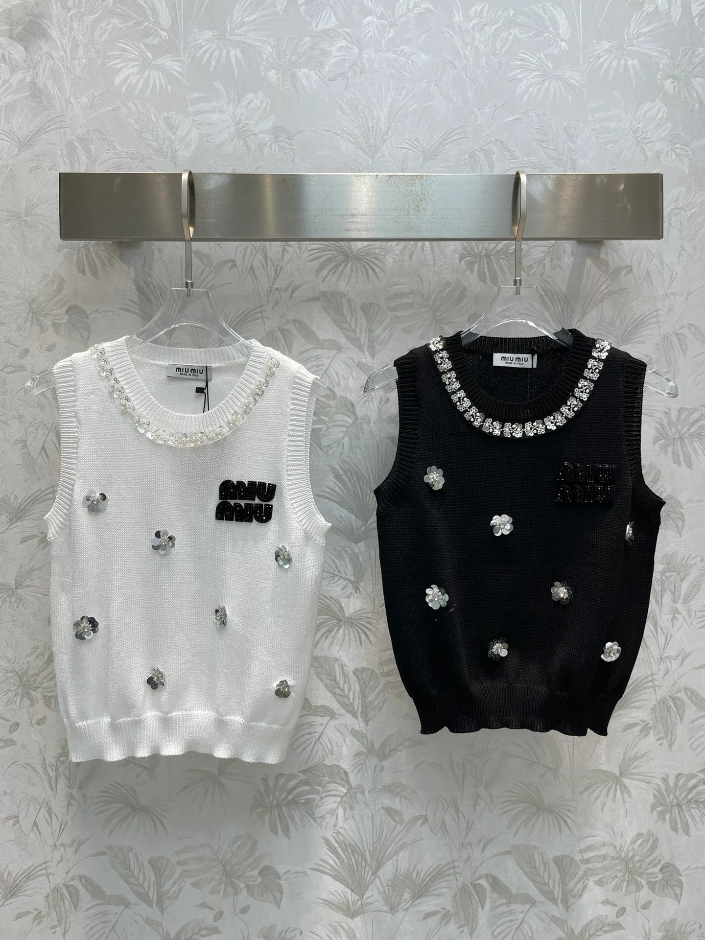 Miu Miu-2404-24 Новый вязаный жилет с цветочным узором и бисерной отделкой, выполненный в технике плотной вязки.