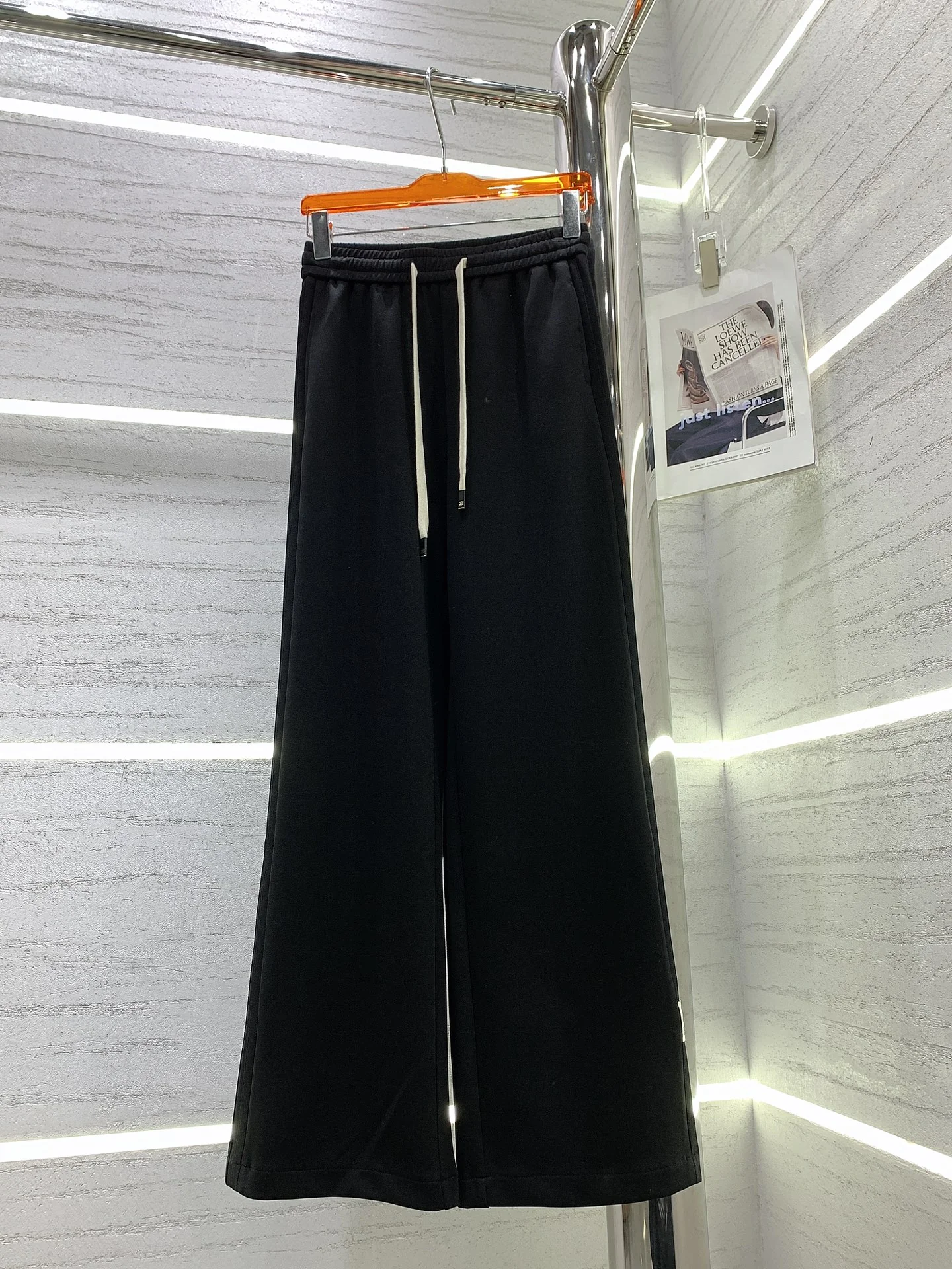 Celine-2403 - Новые широкие брюки с полосатой отделкой и этикеткой.