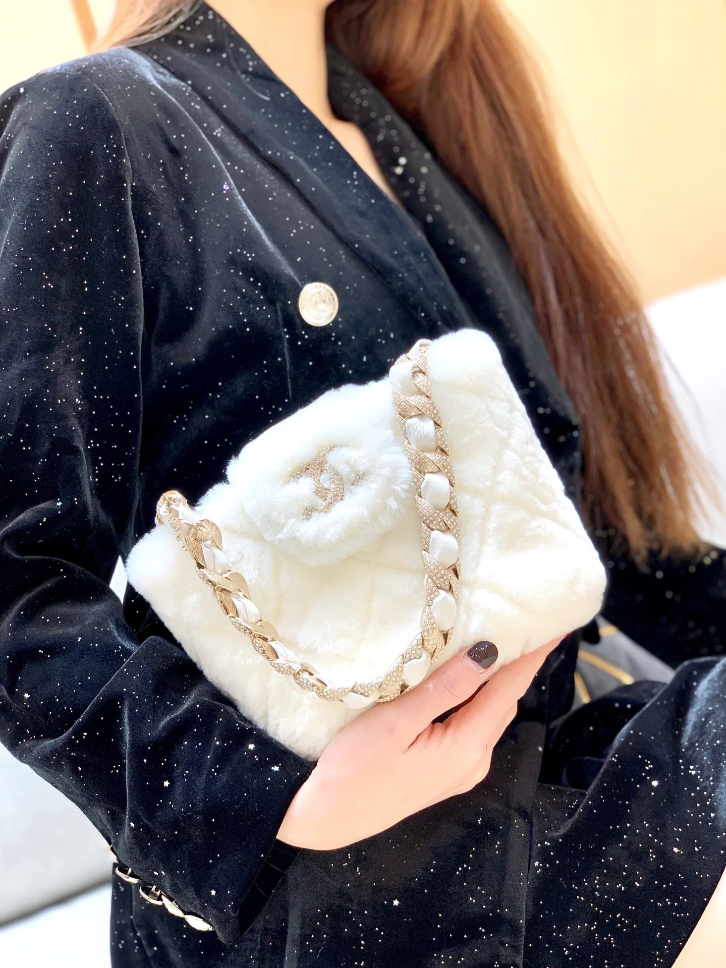 Сумка Chanel из овчины с бриллиантовой цепочкой - 2 шт.