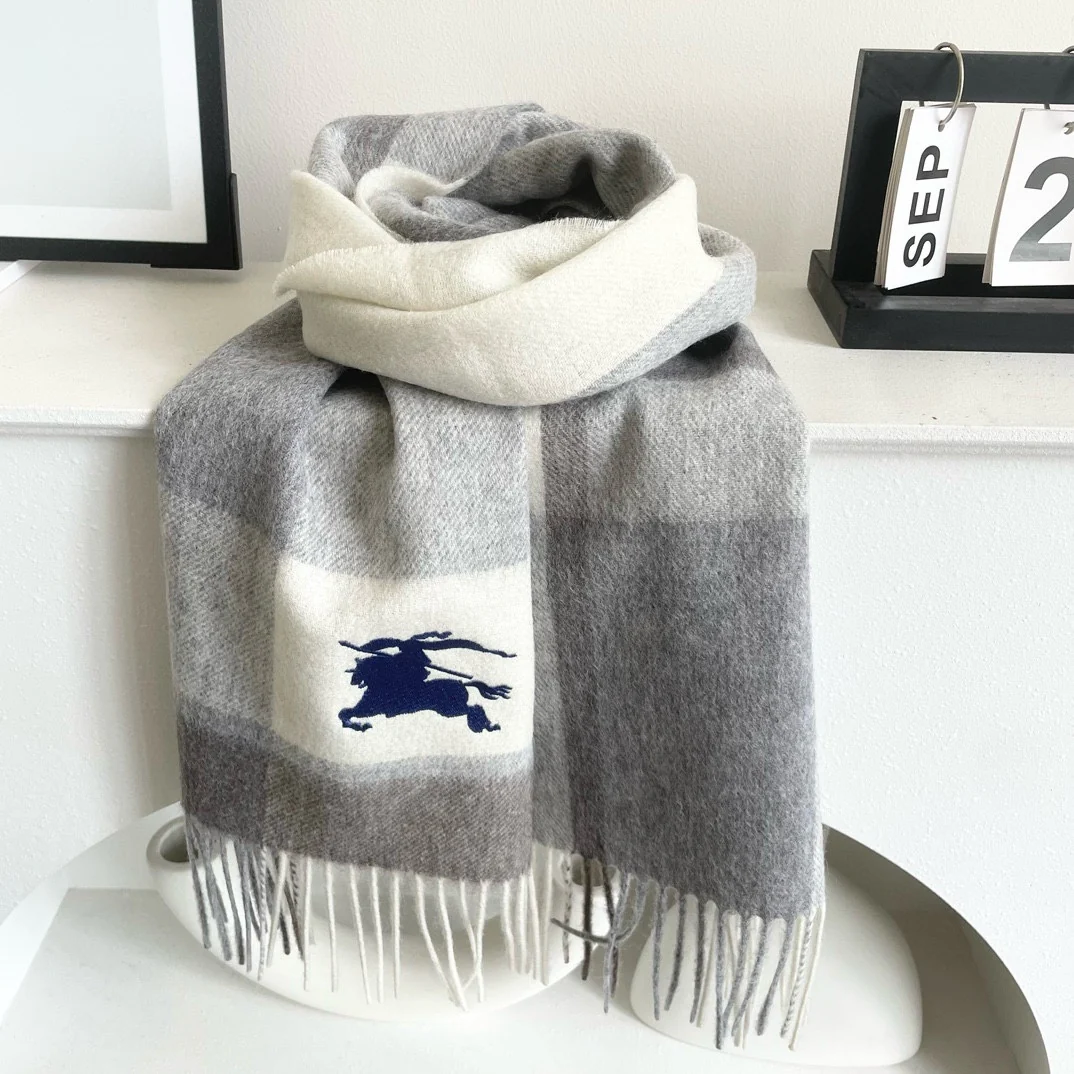 Классический клетчатый шарф Burberry 2024 — серый